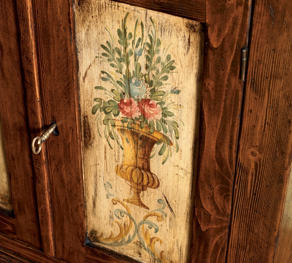 Decorazione fiori su mobile in legno