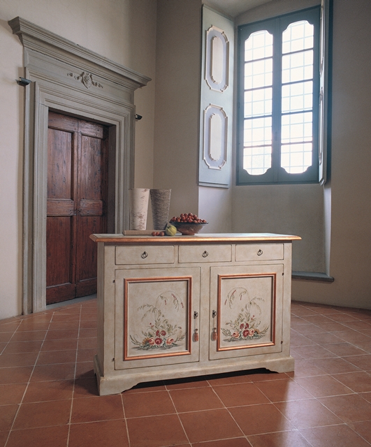 Credenza con 3 cassetti, 2 ante.